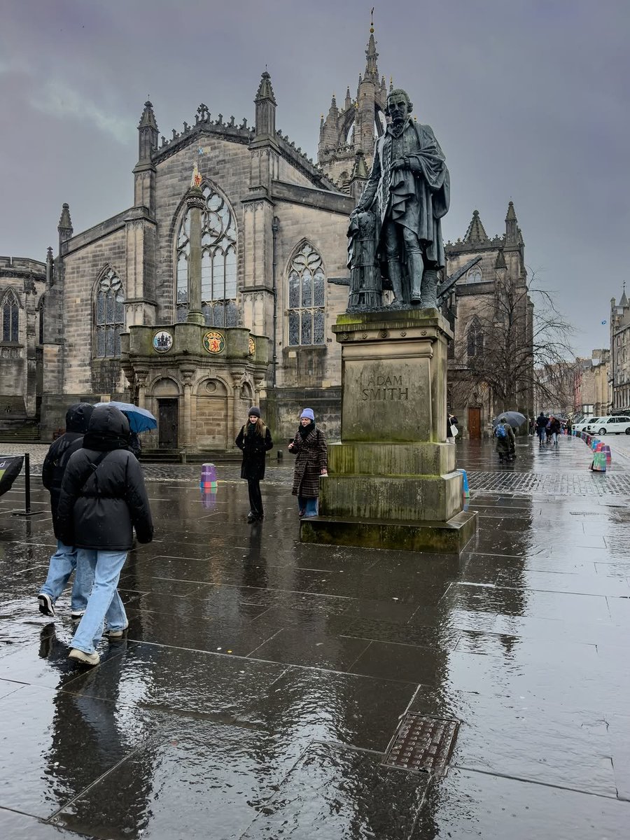 flower6260's tweet photo. Rainy weather in Edinburgh, Scotland https://t.co/ZILL351HAo