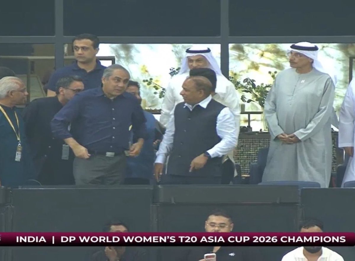 avinasharyan09's tweet photo. Mohsin Naqvi se Jo Baat Kar Raha Hai. Wo hai BCCI Secretary Davajit Saikia..

- Sath Baithkar Match Dekhenge. Dinner karenge. 

- Lekin Sir Trophy Nahi Lenge..

- Deshbhakti at its Peak 🙂

#INDvsPAK  #MohsinNaqvi #TeamIndia https://t.co/zXAsyf74Hc