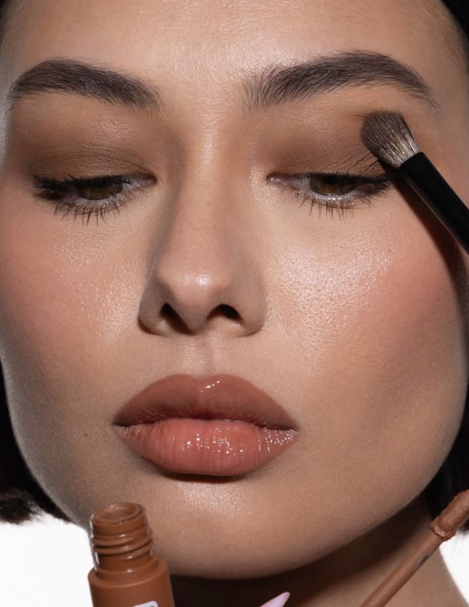 MorganSilver369's tweet photo. High-impact, Minimal efforts!!! Makeup by Mario highlights its new Master Mattes Long-Wear Cream Eyeshadows in this Instagram campaign. One strategy they used was positioning by application, which I personally appreciate more than a traditional, stationary product shoot. https://t.co/tzj61fdRZn