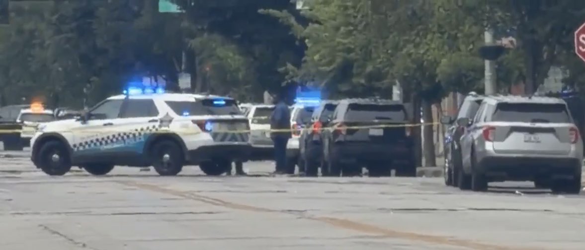 CCC_CrimeChaser's tweet photo. Chicago Ave &amp; Spaulding #MASS #SHOOTING 
7 PPL SHOT 💥💥

Chicago Police are on scene of a #Mass #Shooting that left at least 7 ppl shot, 1 person was hit by a car. 
#CheckOnYallPeople 🙏🏾

MORE UPDATES SOON‼️‼️‼️ https://t.co/WbMU5jROXb