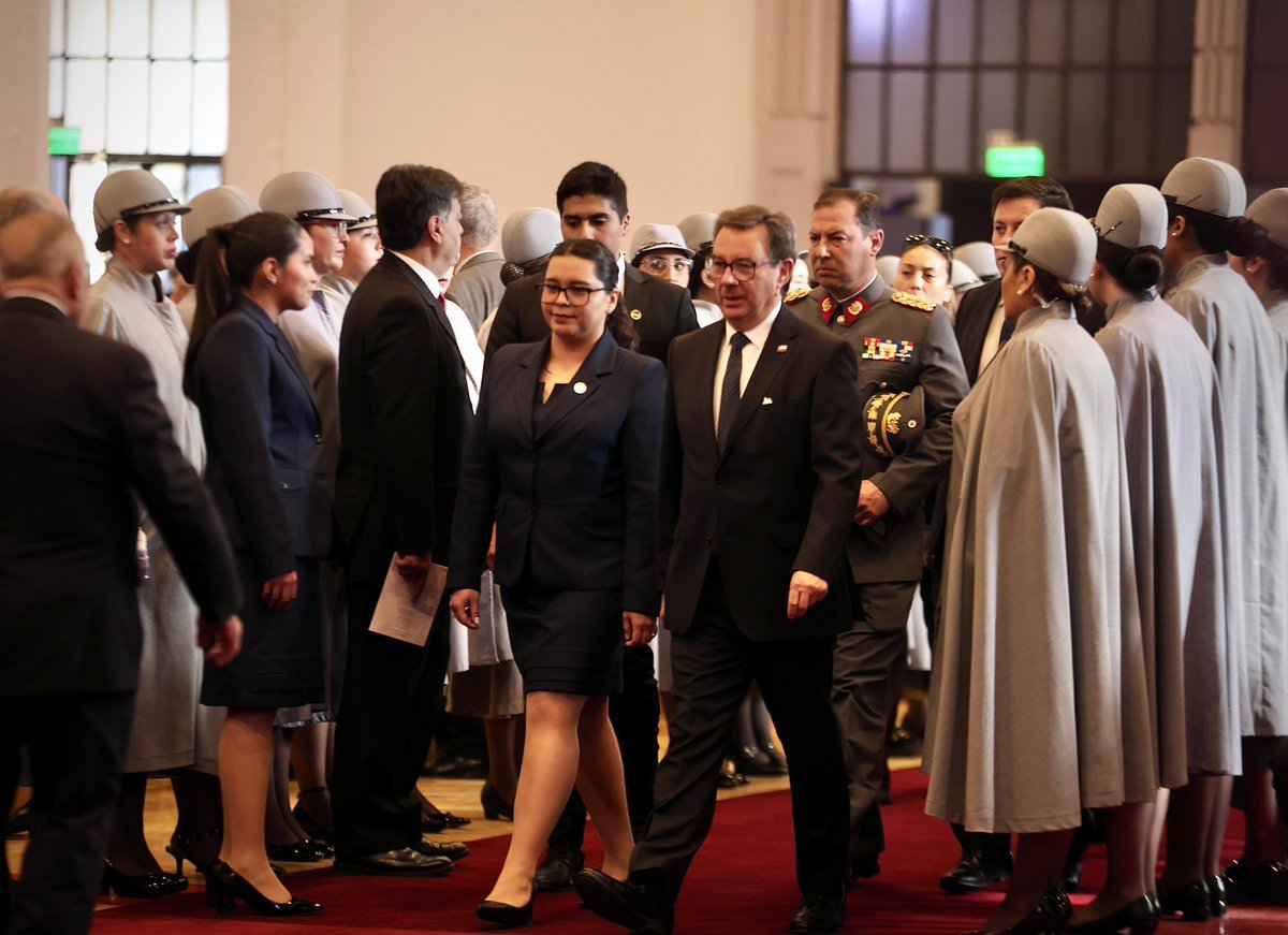 mindefchile's tweet photo. 🇨🇱 En el marco de un nuevo aniversario patrio, el ministro de Defensa Nacional, Fernando Barros, acompañó al Presidente de la República, José Antonio Kast, en el Te Deum Evangélico, realizado en la Catedral Evangélica de Chile, en Estación Central. https://t.co/TGCxfPw15G