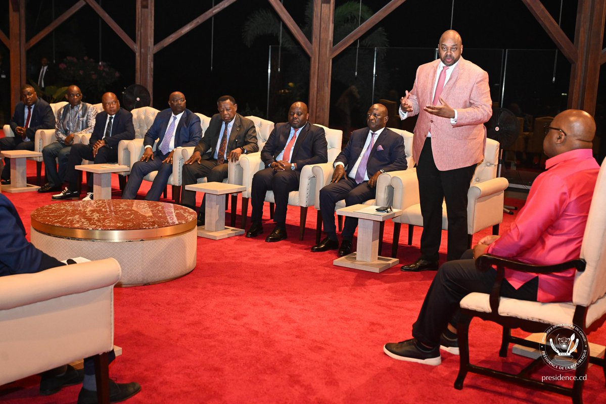JoeBompaka's tweet photo. Une image qui traduit une méthode : écouter, consulter et construire. 🇨🇩

Autour de Son Excellence Monsieur le Président de la République, Félix-Antoine Tshisekedi Tshilombo, la délégation conduite par Son Excellence Tony Kanku Shiku a présenté sa contribution à la réflexion sur le dialogue national.

La cohésion nationale se construit par l’écoute, mais toujours dans le respect de la République et de ses institutions.

#RDC #DialogueNational #CohésionNationale
