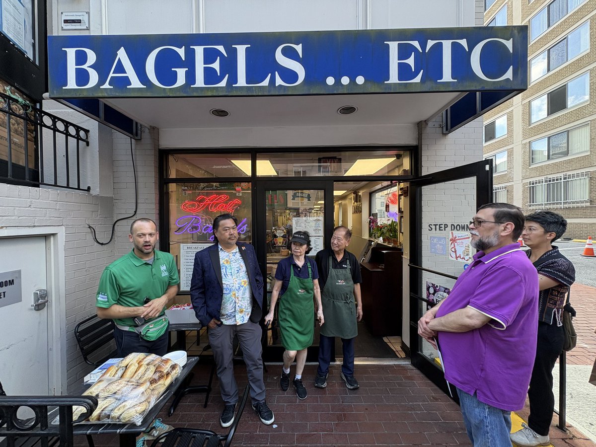 a_r_marshall's tweet photo. Happy 40th birthday, Bagels Etc! https://t.co/2vevvS0Leg
