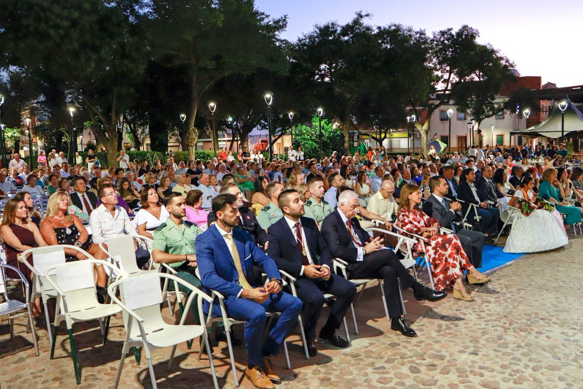 carmenfunezdg's tweet photo. Almodóvar del Campo ya está de Feria.

El pregón abre unos días que nos recuerdan por qué Almodóvar sigue teniendo alma: por su gente, por quienes mantienen vivas nuestras tradiciones y por quienes cada día deciden cuidarlo.

Ese es nuestro mayor patrimonio.

¡Felices Fiestas! https://t.co/NKyiTSklny