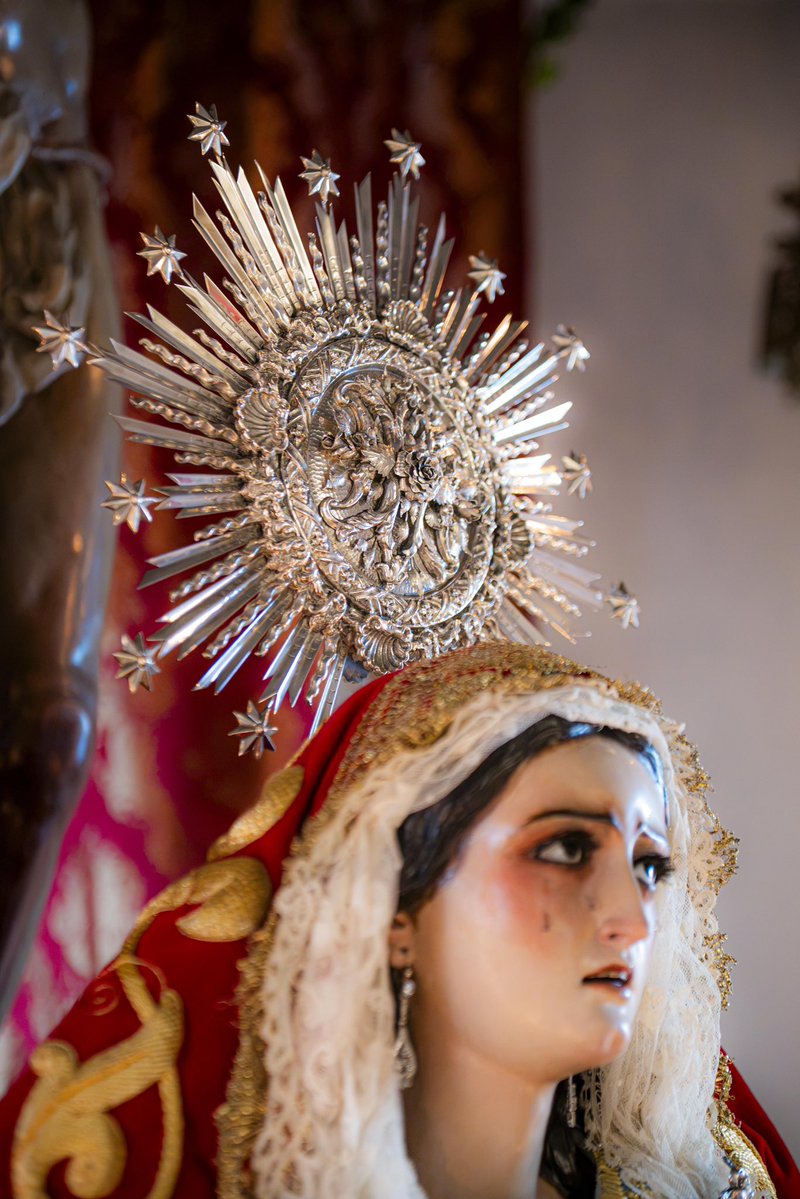Zamarrilla's tweet photo. Así se presenta ataviada María Santísima de la Amargura, nuestra Sagrada Titular, para los solemnes cultos que nuestra Hermandad celebrará los próximos 14 y 15 de septiembre.

La Santísima Virgen estrena un nimbo, ofrenda de un grupo de hermanos de nuestra Cofradía, diseñado por Francisco Naranjo y ejecutado en los talleres de Orfebrería López Torres. 

🪡 Javier Nieto
📸 @NicoCanela_ 

#Zamarrilla | #CofradíasMLG