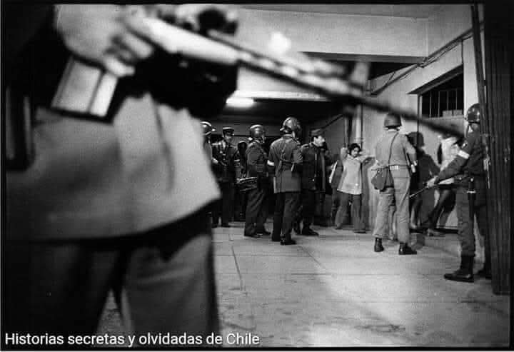 RadioUmbral's tweet photo. PROHIBIDO OLVIDAR 

Mujeres detenidas en el Estadio Nacional de Chile. 
Santiago, 13 de septiembre de 1973. 
Fotógrafo: David Burnett. https://t.co/ZuGY83wjNQ