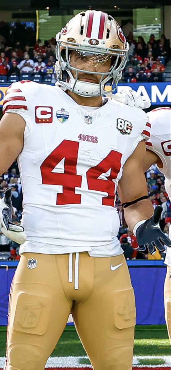 HelmetStalker's tweet photo. 49ers FB Kyle Juszczyk is using a LIGHT Apache Pro with an SKP2 facemask, clear Oakley visor and a SportStar Victory chinstrap; he used a Guardian Chinstrap along with SportStar Victory and Victory XD chinstraps in 2025. https://t.co/ZoQDkdcHGo