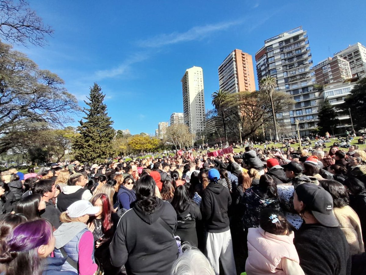 nonialvira's tweet photo. Vamos Charlotte al 9009 apoyada absulutamente por todos, niños, jovenes y mayores.
Literalmente es maxiva la concurrencia, en el Barrio Chino ⛩️
#GranHermano https://t.co/nto3Y8rKMF