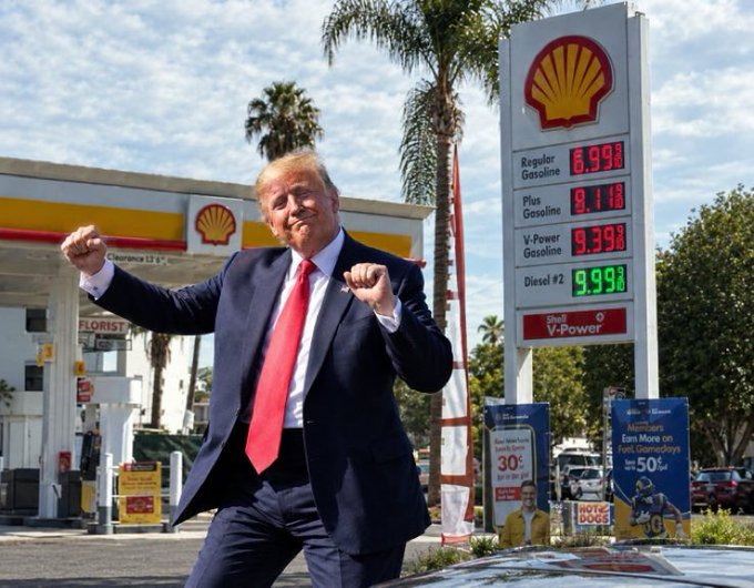 Staszek1972's tweet photo. Ludzie mówią że to przez tuska mamy tak drogie paliwo. A to nie prawda!!!!! To wszystko przez tego szalonego trumpa. https://t.co/z2QA3nUqyi