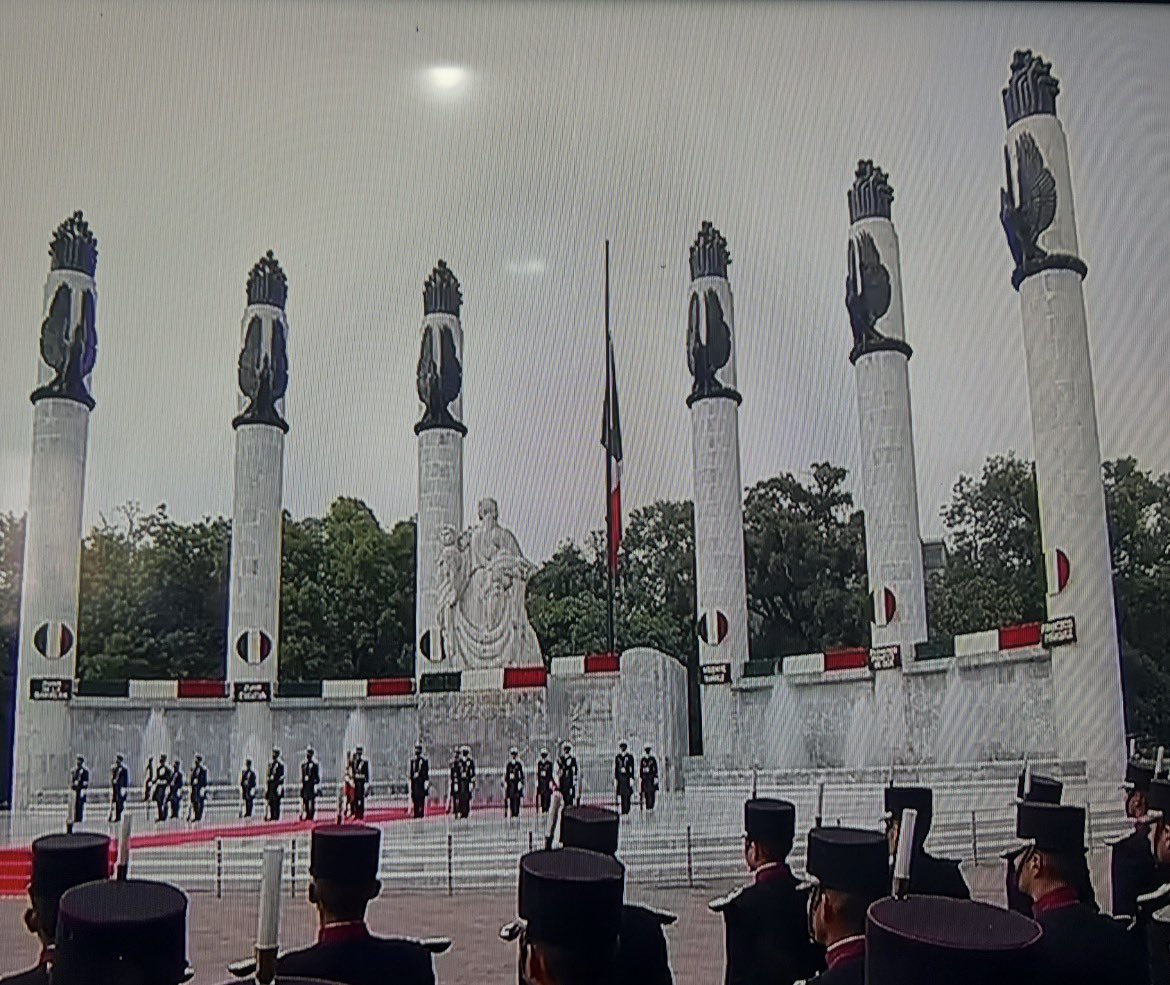 huesteban's tweet photo. En la Ceremonia en Honor a los Niños Héroes encabezada por la Presidenta, a ver si el @INEMexico no  sanciona al @GobiernoMX por hacerle proselitismo al @PRI_Nacional  y culpan a @alitomorenoc  por poner el logo del #PRI en cada columna del Altar de la Patria. https://t.co/MYvOFvnqCJ