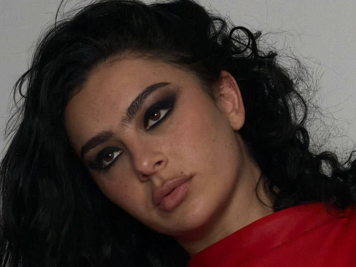 PopCrave's tweet photo. Charli xcx stuns in new photo. https://t.co/ZN4q33PHxT