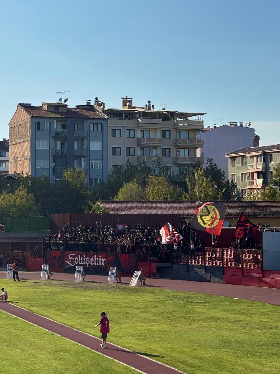 AlihanBaskan222's tweet photo. Tribünün yarısı boş dışarıda bir sürü insan mağdur olmuş. Al içeri çıkmasın taşkınlık. Taraftara gaz sıkıp joplamak hoşunuza mı gidiyor? Bu karar vericiler neden inat ediyor neyin kibrini yaşıyor. Yarın ülkesi için ölüme gitmekten imtina etmeyecek anadolunun vatansever çocuklarıyız biz. Devlet babaysa önce bizleri bağrına basacak. 

4 arkadaşımız çıkan olaylardan sonra gözaltına alındı. Çok şükür hepsini teslim aldık. Uşak'tan daha yeni çıkabildik. Mağdur olan tüm abilerime kardeşlerime geçmiş olsun.

Yaşasın Eskişehirspor