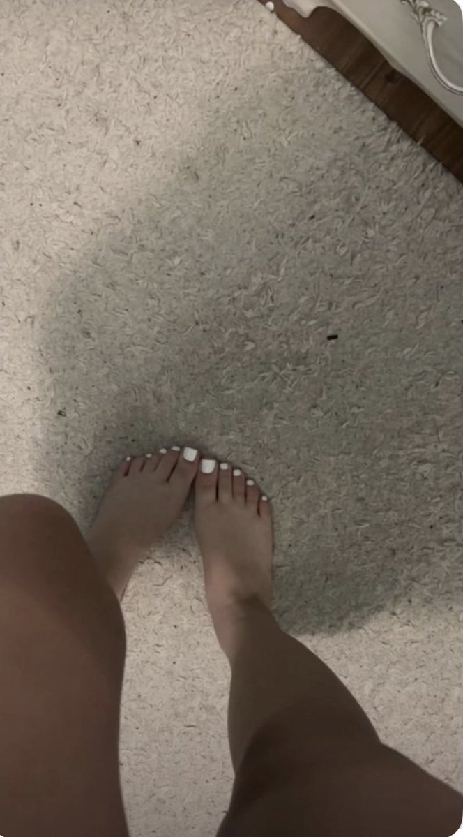 NinalaQueen09's tweet photo. Bonsoir les #moneyslave #paypig #daddy #sugardaddy #feetfetısh vous dormez tous ou vous venez dans mes mp? https://t.co/pi7qwcCpUa