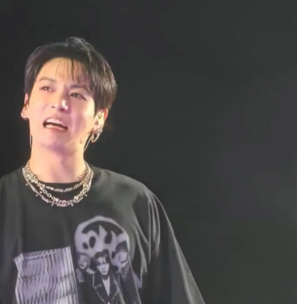 Smol_min_'s tweet photo. this specific genre of jungkook concert pics >>>> https://t.co/RMfrYhcBnI