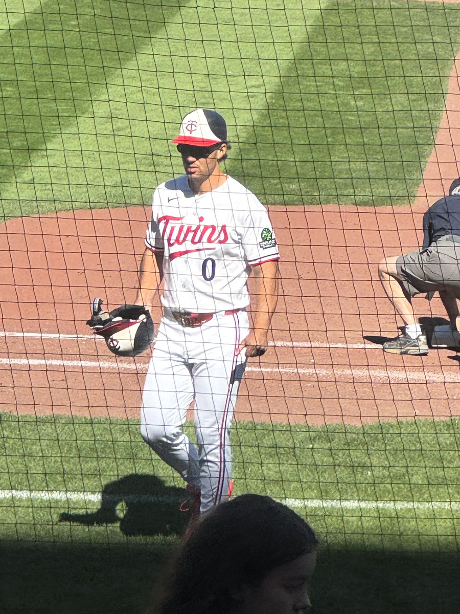 AmyHarber's tweet photo. can @CleGuardians bring this man home next season?!? #guardsball he is still fine as f….. #gradysladies https://t.co/Z3GllvQDPc