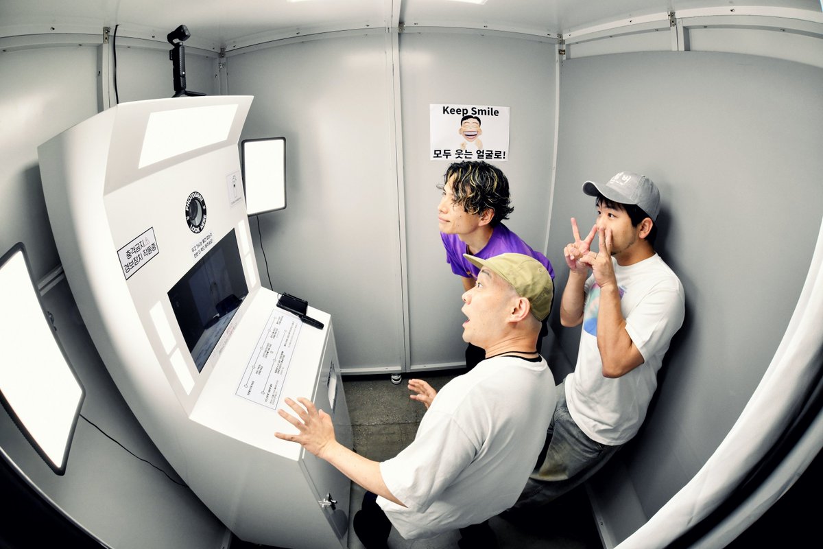 yusuke_fujita's tweet photo. back number韓国2日目も最高でした！プリクラサポートメンバーだけでも撮ったのよ。慣れないおじさん達の奮闘記。

#backnumber
#フジタユウスケ
#柿澤秀吉
#幡宮航太 https://t.co/fLQbIRCJwE