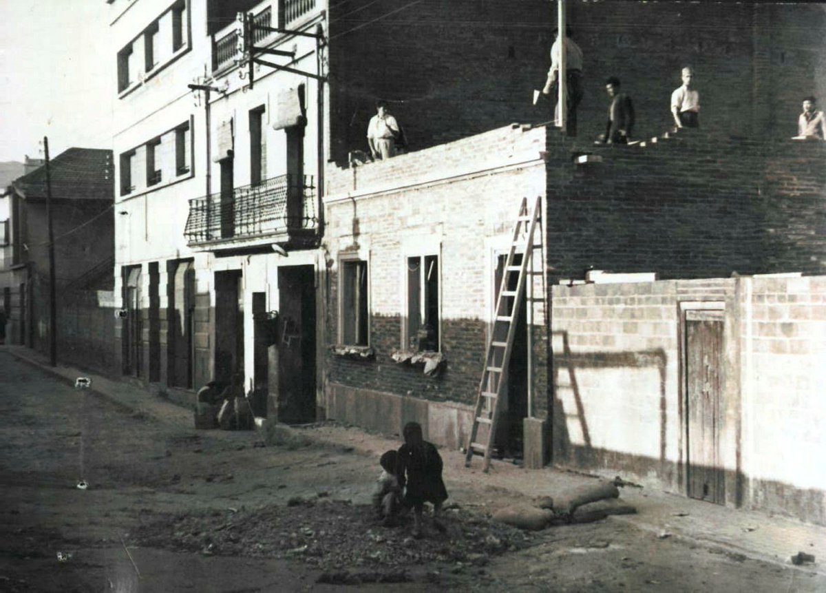 ireneuc's tweet photo. El carrer de Santa Rosa no se sap del cert perquè és diu així. Es pensa que podria ser com a homenatge a la propietària dels terrenys on es va urbanitzar el carrer als anys 20 del segle XX, que es deia Rosa Galceran. Com sigui, el nom s'ha mantingut des de l'inici. #HistoriaLH https://t.co/b6y4Q94u4u