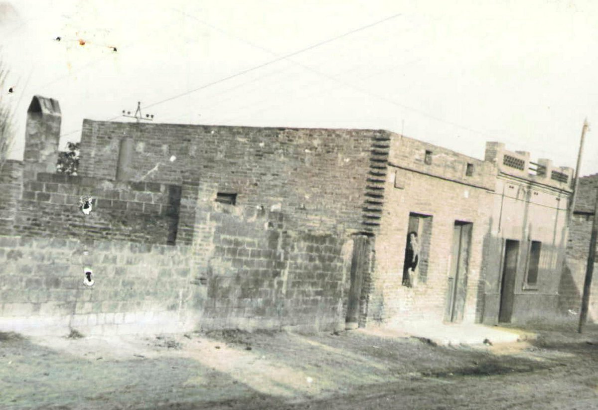 ireneuc's tweet photo. El carrer de Santa Rosa no se sap del cert perquè és diu així. Es pensa que podria ser com a homenatge a la propietària dels terrenys on es va urbanitzar el carrer als anys 20 del segle XX, que es deia Rosa Galceran. Com sigui, el nom s'ha mantingut des de l'inici. #HistoriaLH https://t.co/b6y4Q94u4u