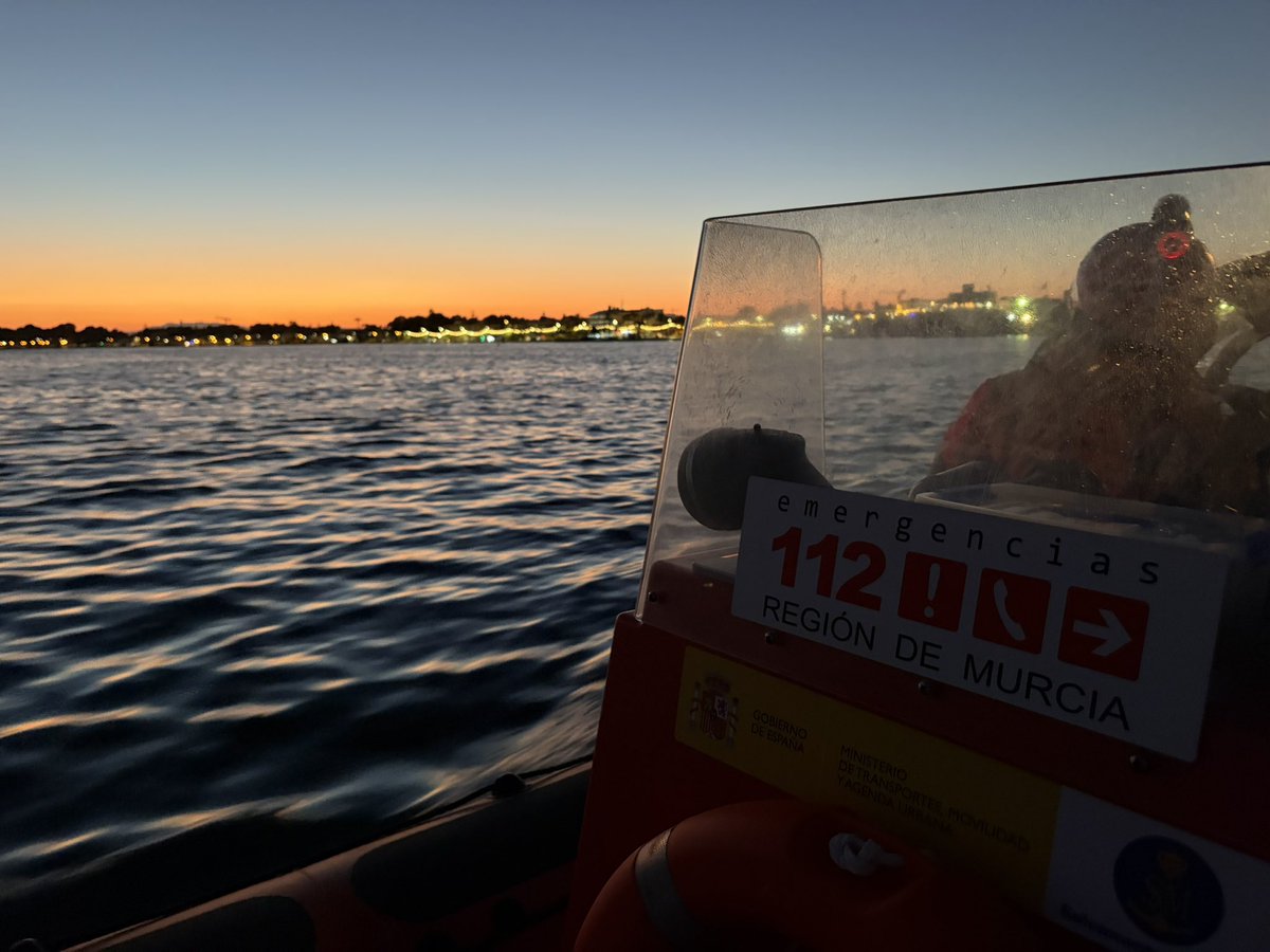 CruzRojaRMurcia's tweet photo. A petición de @112rmurcia movilizada embarcación del #plancopla LS Buena Esperanza, para asistir a una motora de 8m de eslora la zona norte del #marmenor con 3PAX
Se da remolque a la #LaPuntica
@salvamentogob
#emergencias112rm 
#salvamentomaritimo
#cruzrojaenelmar https://t.co/HxVUo23jkV