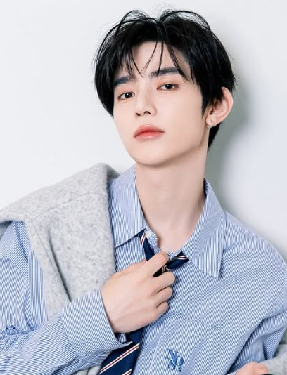 AboutMusicYT's tweet photo. A webtoon released before Boys Planet seemingly predicted Zhang Hao’s historic win on the show.

The story follows a Chinese trainee who rises to become the center of a group called GM5, drawing striking parallels to Zhang Hao’s journey. https://t.co/7oONXweYAV