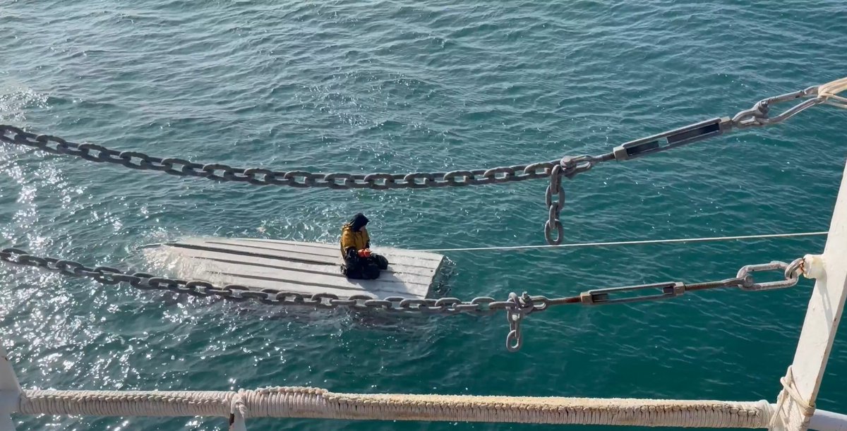 24_morelos's tweet photo. RESCATAN A JOVEN DE 15 AÑOS TRAS NAUFRAGAR EN ALASKA
Un joven de 15 años fue rescatado con vida luego de naufragar durante tres días sobre una pequeña embarcación #volcada en las frías aguas del mar de Bering, cerca de la isla de San Lorenzo, en #Alaska, #EstadosUnidos.
Según reportes, el menor fue rescatado por personal de la #GuardiaCostera, quienes, en un operativo coordinado, lograron salvar al joven, quien presentaba #hipotermia.
Finalmente, se dio a conocer que al jovencito lo acompañaban su #hermano y su primo, quienes lamentablemente #fallecieron durante el hecho.