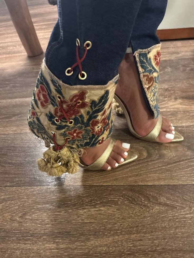 s0nofzion's tweet photo. intricate floral Jacquard contrast linings and corseted lace-up ankle slits https://t.co/sfIH0YzTC8