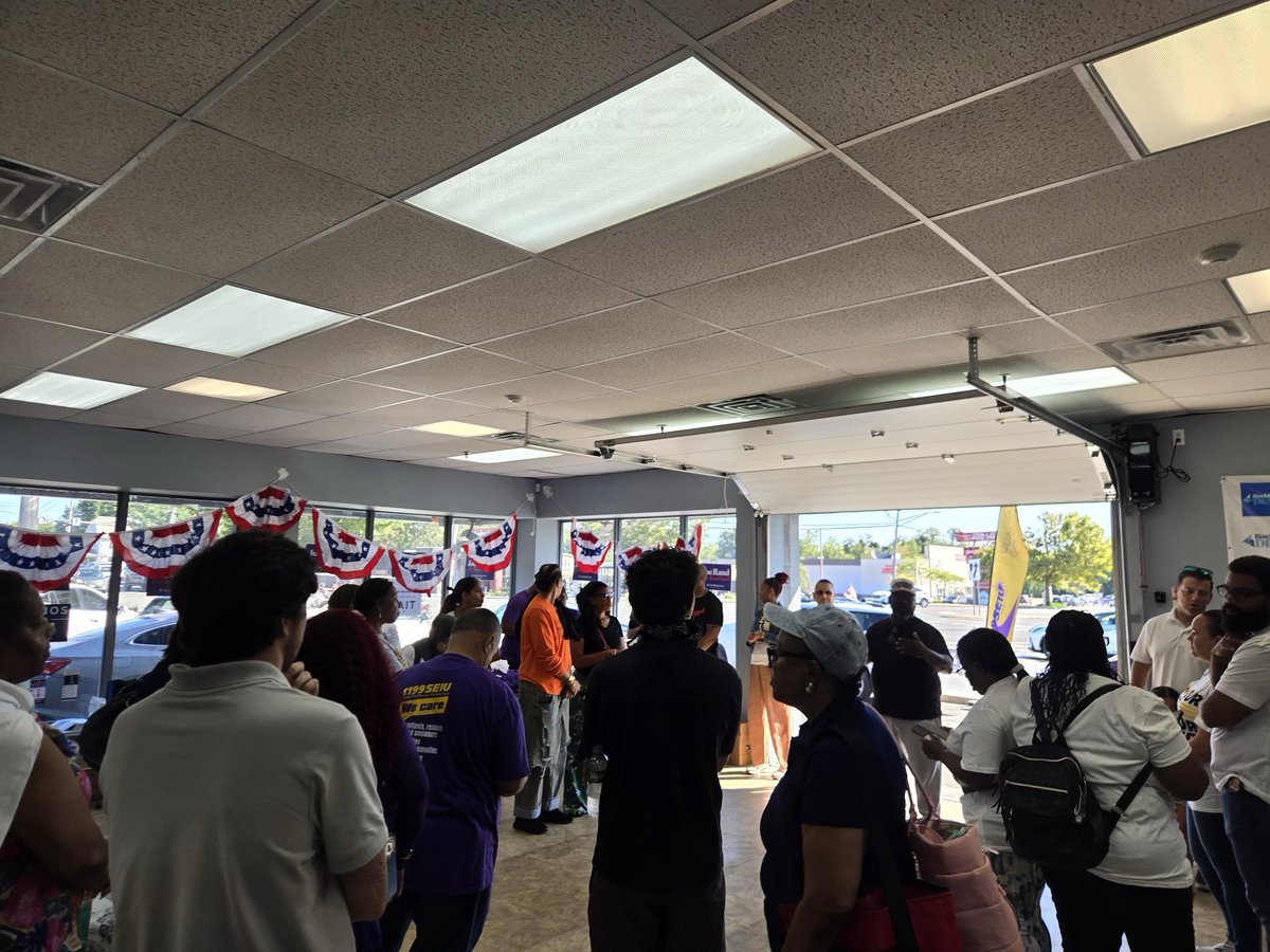 CaitforNewYork's tweet photo. Huge thank you to the hardworking men and women of @1199SEIU for spending your weekend knocking doors with #TeamCait! I am so honored to have your support in this race.

Labor unions are the backbone of our communities. As your member of Congress, I will always defend the right to organize and fight for working families.