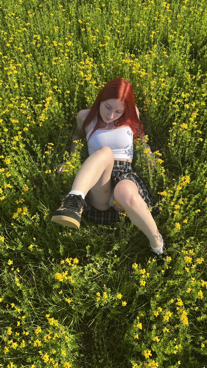 MinnieLighter's tweet photo. wanted to be one of those pretty girls casually frolicking in a field

fell over and lost two hair clips

close enough https://t.co/osc575usNT