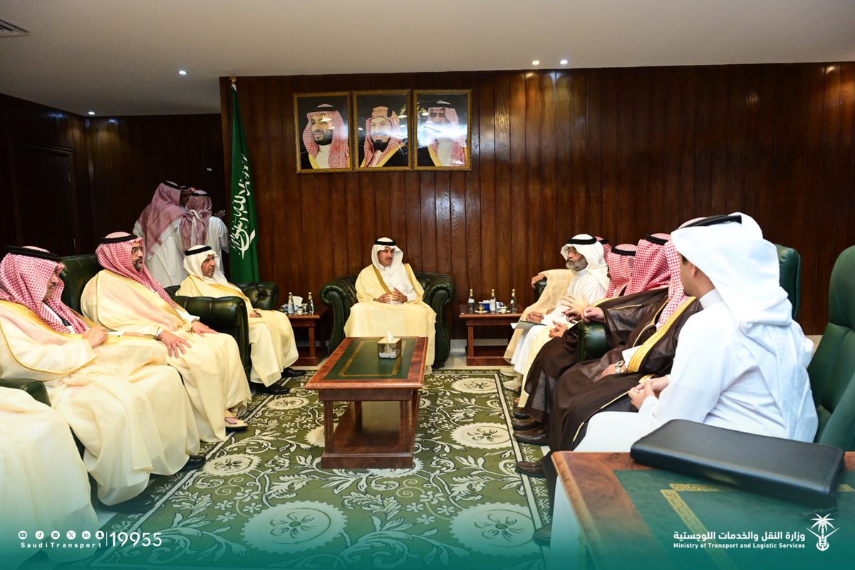 SaudiTransport's tweet photo. التقى معالي وزير النقل والخدمات اللوجستية @SalehAlJasser بحضور أصحاب المعالي والسعادة من قيادات المنظومة، منسوبي الغرفة التجارية بمنطقة الجوف، ورجال الأعمال بالمنطقة؛ لبحث سبل تعزيز التعاون مع القطاع الخاص بما يسهم في تحقيق مستهدفات الاستراتيجية الوطنية للنقل والخدمات اللوجستية.

#مسارات_تربطنا_بالمستقبل
#وزارة_النقل_والخدمات_اللوجستية