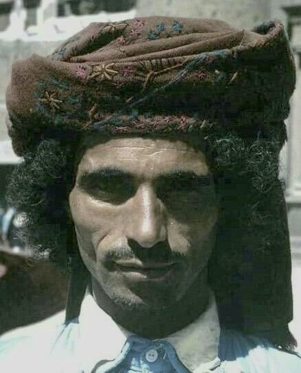 T78113Talha's tweet photo. أقرب ناس على الاطلاق للشكل العربي القح هم المهرة بمعدل نطوفي يصل 76% ! و يتميزون بالملامح الداكنة لكن ليست زنجية و هم اقرب للبازال الأوراسي

عكس الشكل العربي الشمالي المتأثر بالشام او العربي الخليجي المتأثر بايران و الرافدين.... 

فالعرب بالاساس جنس قوقازي أسمر قديم https://t.co/SyGXNocVLm