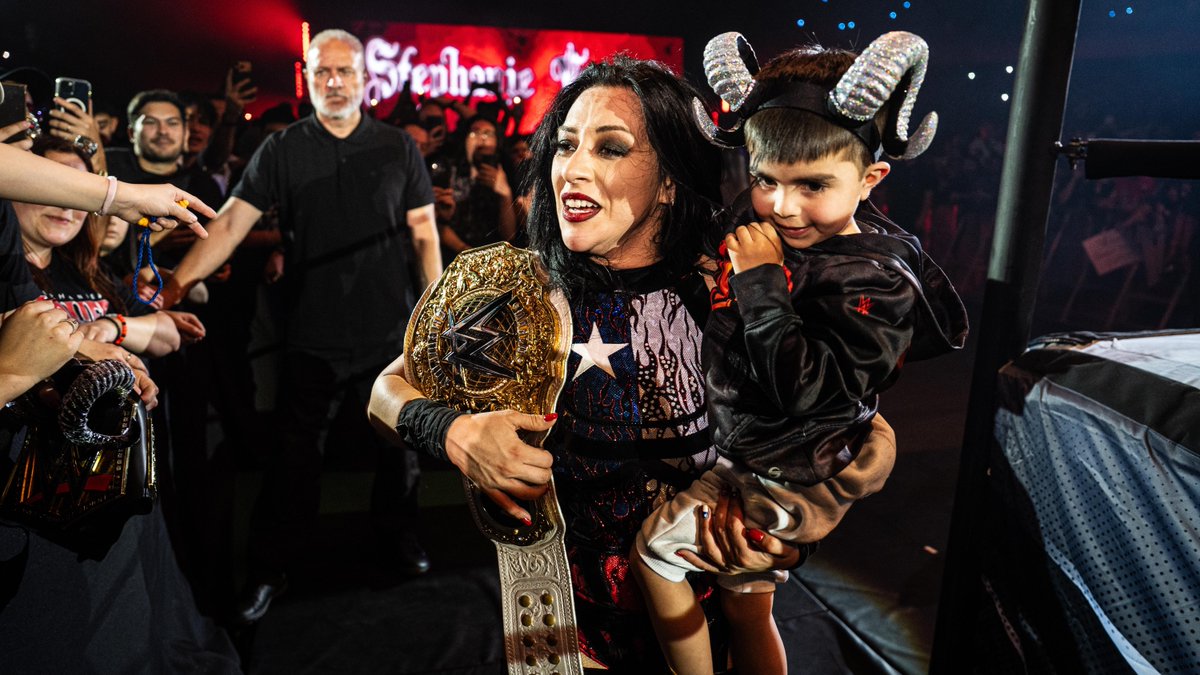 wweespanol's tweet photo. Todo Chile estaba con Stephanie Vaquer y tenemos nueva Campeona Mundial ☝️👩‍🦰🏅🇨🇱 https://t.co/Le97H0ylYL