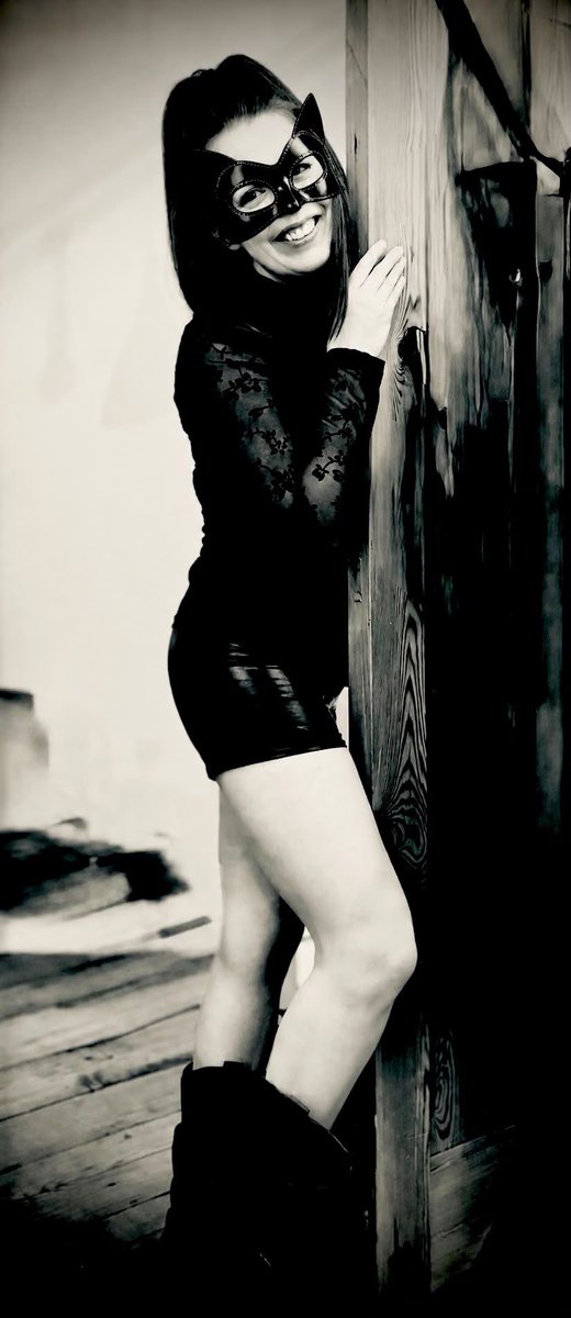 TToesUk's tweet photo. If you were hiding in the shadows with me, what would you like to do?⛓️🖤 #outdoorsex #maturewoman #leatherandlace #subdom https://t.co/yG2IVkduzn