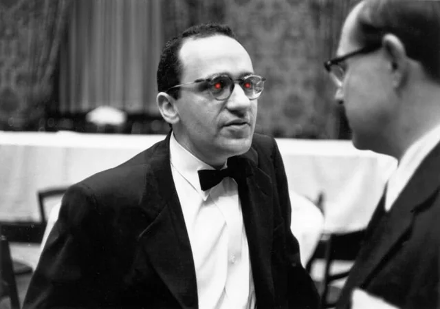 MadeInAncapia's tweet photo. ✒️| “La ética libertaria no consiste en imponer a todos la misma esclavitud, sino en que todos sean igualmente libres”

- Murray Rothbard https://t.co/aexmrpukrg