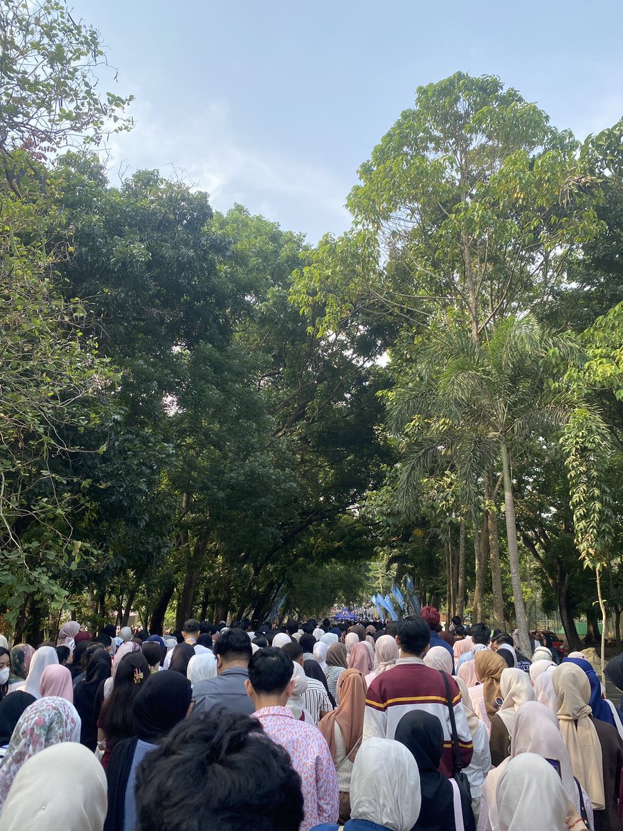 alaaraaal's tweet photo. antri sembako kh? https://t.co/Ln5roHg3Da