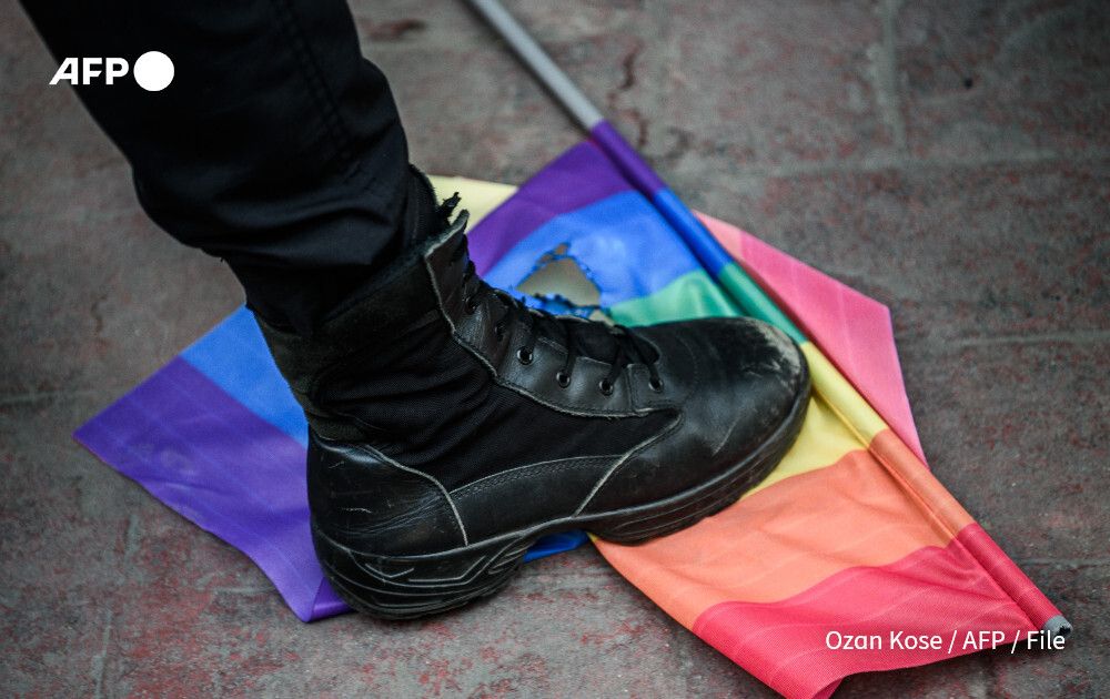 AFP's tweet photo. Turkish police on Sunday raided gay bars and the homes of LGBTQ activists, arresting at least 60 people.

Turkey's LGBTQ community has frequently been targeted by the government, with President Erdogan calling it a "deviant movement" of "perverts"

https://t.co/C4yGtwBYxb https://t.co/nHFXpPeRPs