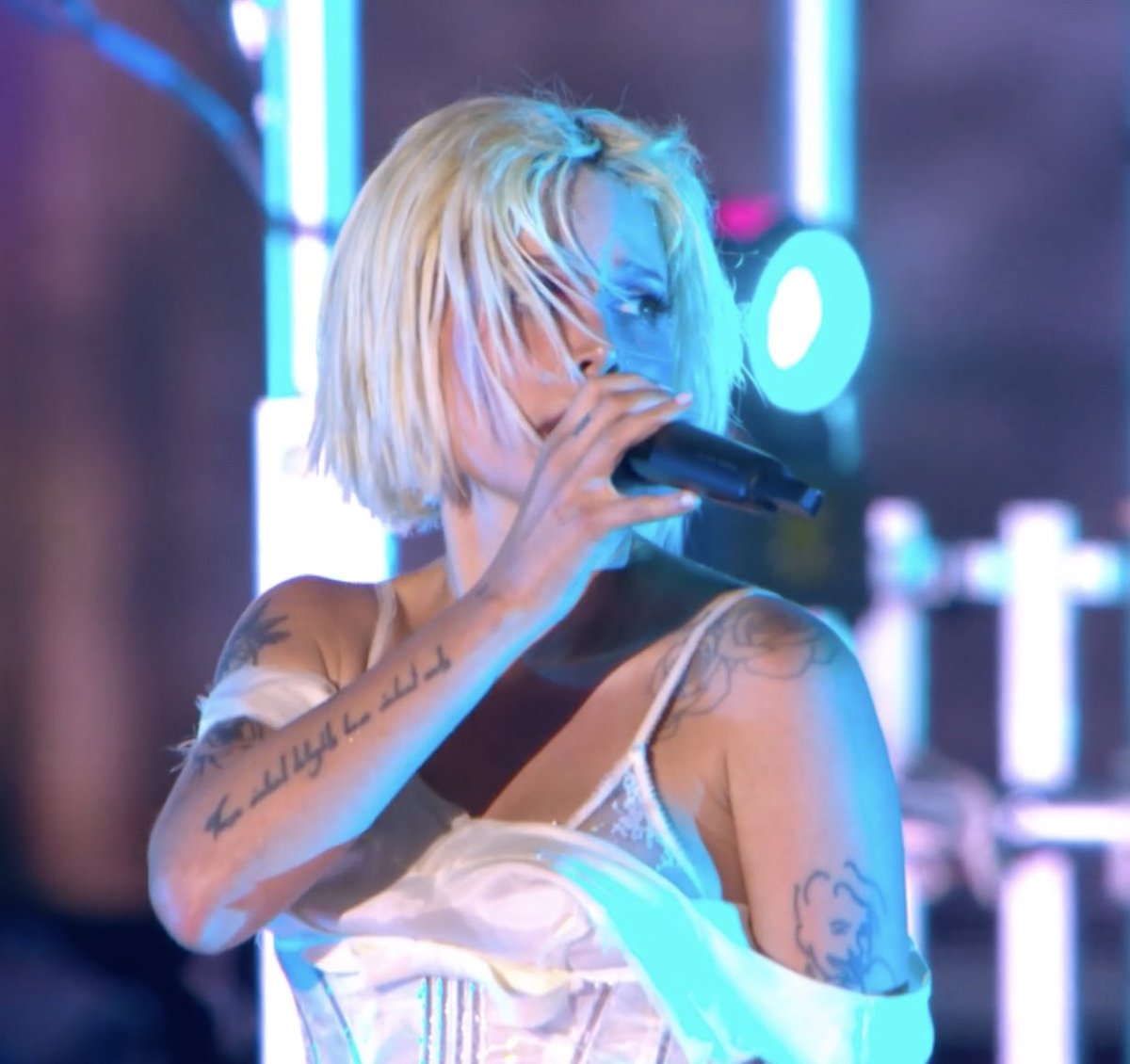 CreateChaos_'s tweet photo. Welcome back 2016 colors Halsey https://t.co/0nc2KkWQYG