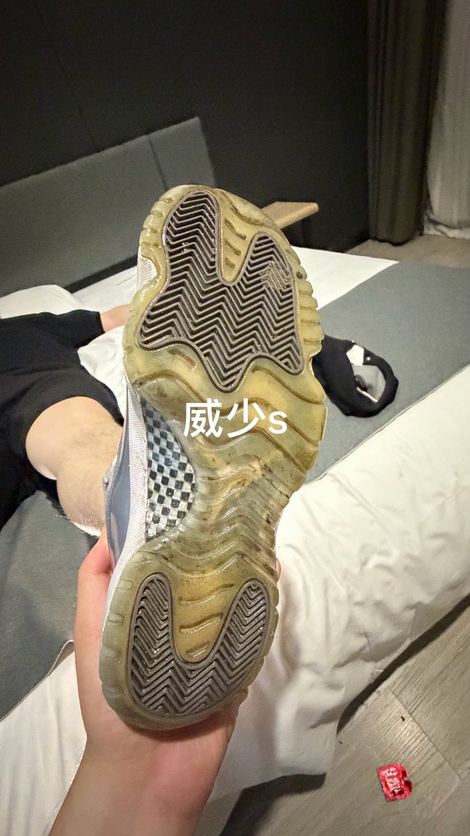 Dom5418's tweet photo. 鞋刷视角，贱狗伸出来狗舌头来给你爹大口舔，贱狗刷不干净要怎么惩罚？ https://t.co/BoJleGFe74