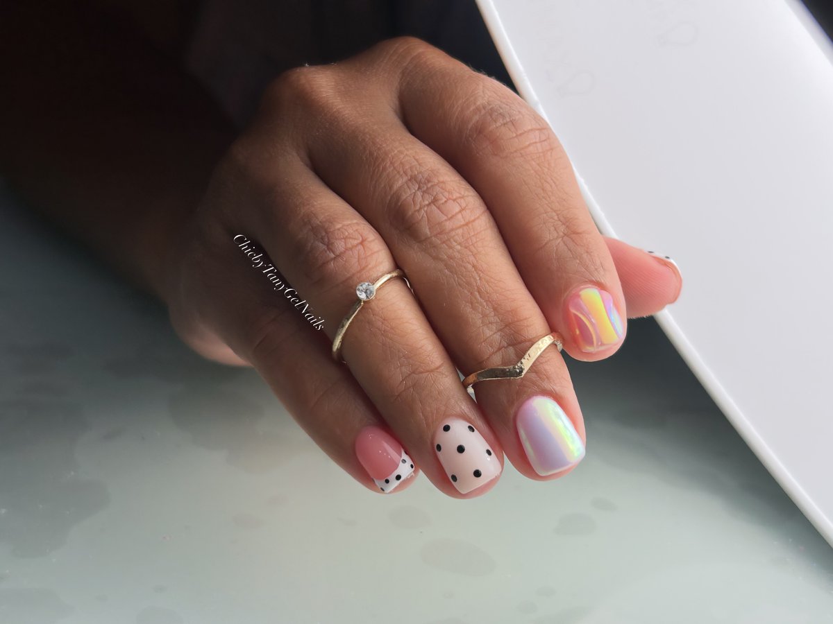 Rebecka_2's tweet photo. Las últimas manitas de la semana quedaron preciosas: milky white, chrome, French y polka dots para el toque perfecto. Gracias por confiar en mis manos. Nos vemos la próxima semana con más uñitas hermosas. https://t.co/5tizNjHLpx