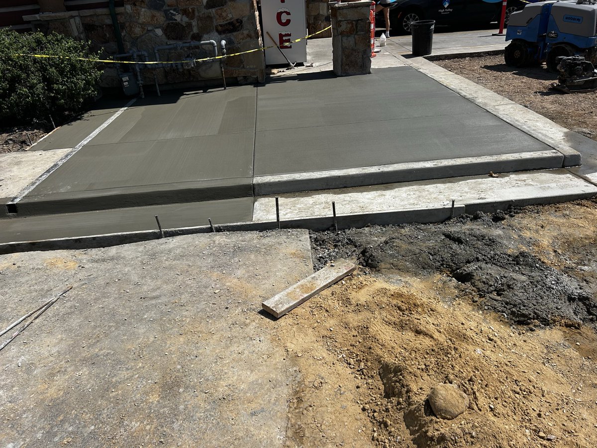 ConcretePlusLLC's tweet photo. This pads is one of my commercial jobs it’s outside at 7/11 for more information don’t hesitate to contact us https://t.co/nG7fuGW5qa https://t.co/3lOIfPs1Eo