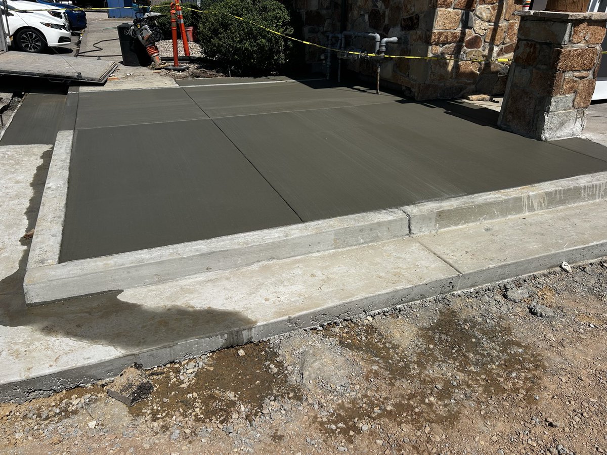 ConcretePlusLLC's tweet photo. This pads is one of my commercial jobs it’s outside at 7/11 for more information don’t hesitate to contact us https://t.co/nG7fuGW5qa https://t.co/3lOIfPs1Eo