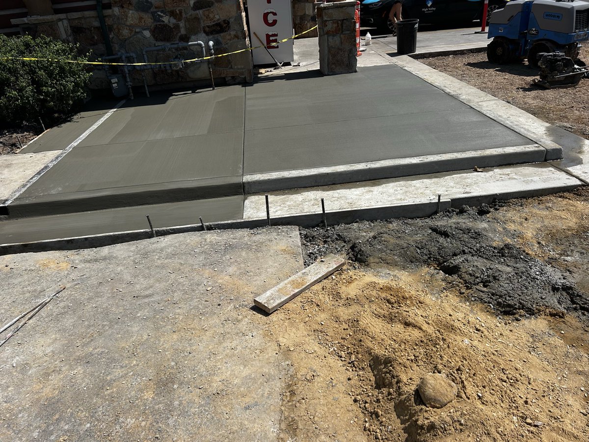 ConcretePlusLLC's tweet photo. This pads is one of my commercial jobs it’s outside at 7/11 for more information don’t hesitate to contact us https://t.co/nG7fuGW5qa https://t.co/3lOIfPs1Eo