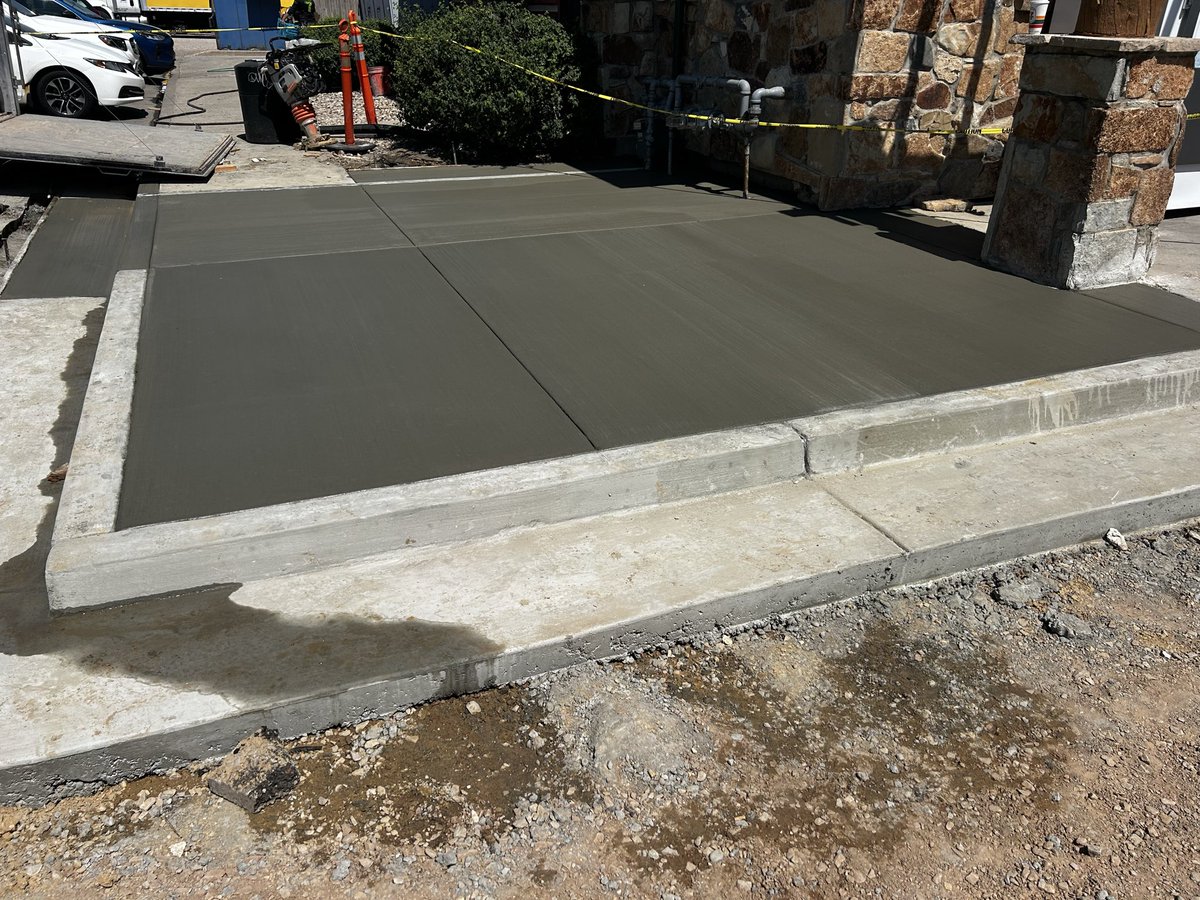 ConcretePlusLLC's tweet photo. This pads is one of my commercial jobs it’s outside at 7/11 for more information don’t hesitate to contact us https://t.co/nG7fuGW5qa https://t.co/3lOIfPs1Eo