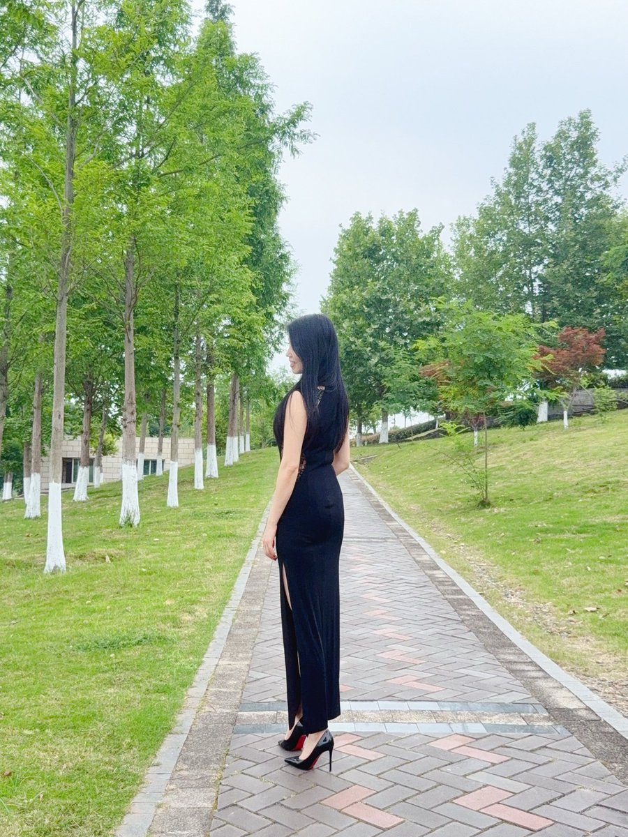 Yuexin79's tweet photo. 很多人建议我穿旗袍，说我的身材苗条而且腿细长，适合穿旗袍。
其实我只有这一件旗袍。
原因其实很简单，正式的旗袍用料和做工都是很讲究的，反映到价格上就是一个字：贵
还有一个原因就是，我喜欢把腿露在外面，所以我大部分都是短裙子。 https://t.co/nxvH0ekzFT