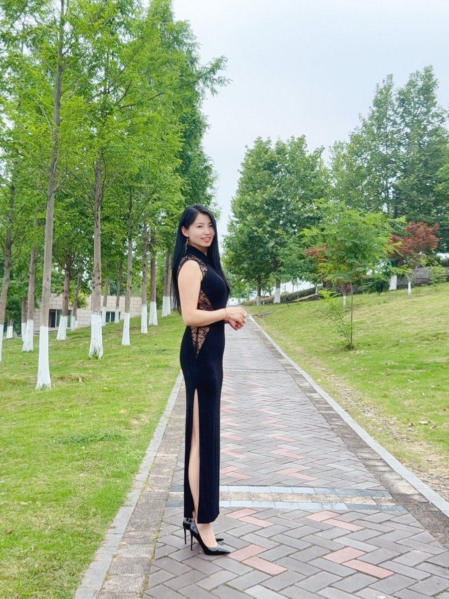 Yuexin79's tweet photo. 很多人建议我穿旗袍，说我的身材苗条而且腿细长，适合穿旗袍。
其实我只有这一件旗袍。
原因其实很简单，正式的旗袍用料和做工都是很讲究的，反映到价格上就是一个字：贵
还有一个原因就是，我喜欢把腿露在外面，所以我大部分都是短裙子。 https://t.co/nxvH0ekzFT