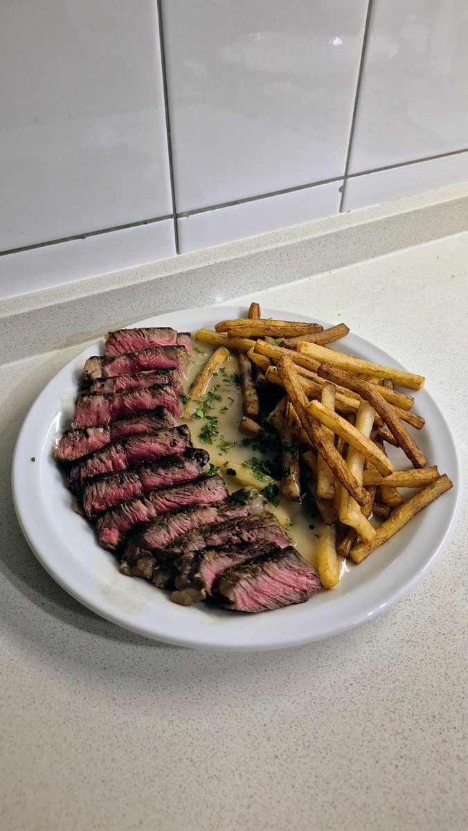 poggibru's tweet photo. Volví a hacer el bife de chorizo de la polemica: mejoré el punto de la carne, espesé la salsa demi glace con un roux rubio y a las papas fritas les hice doble cocción. https://t.co/Xugbzx8Uwd