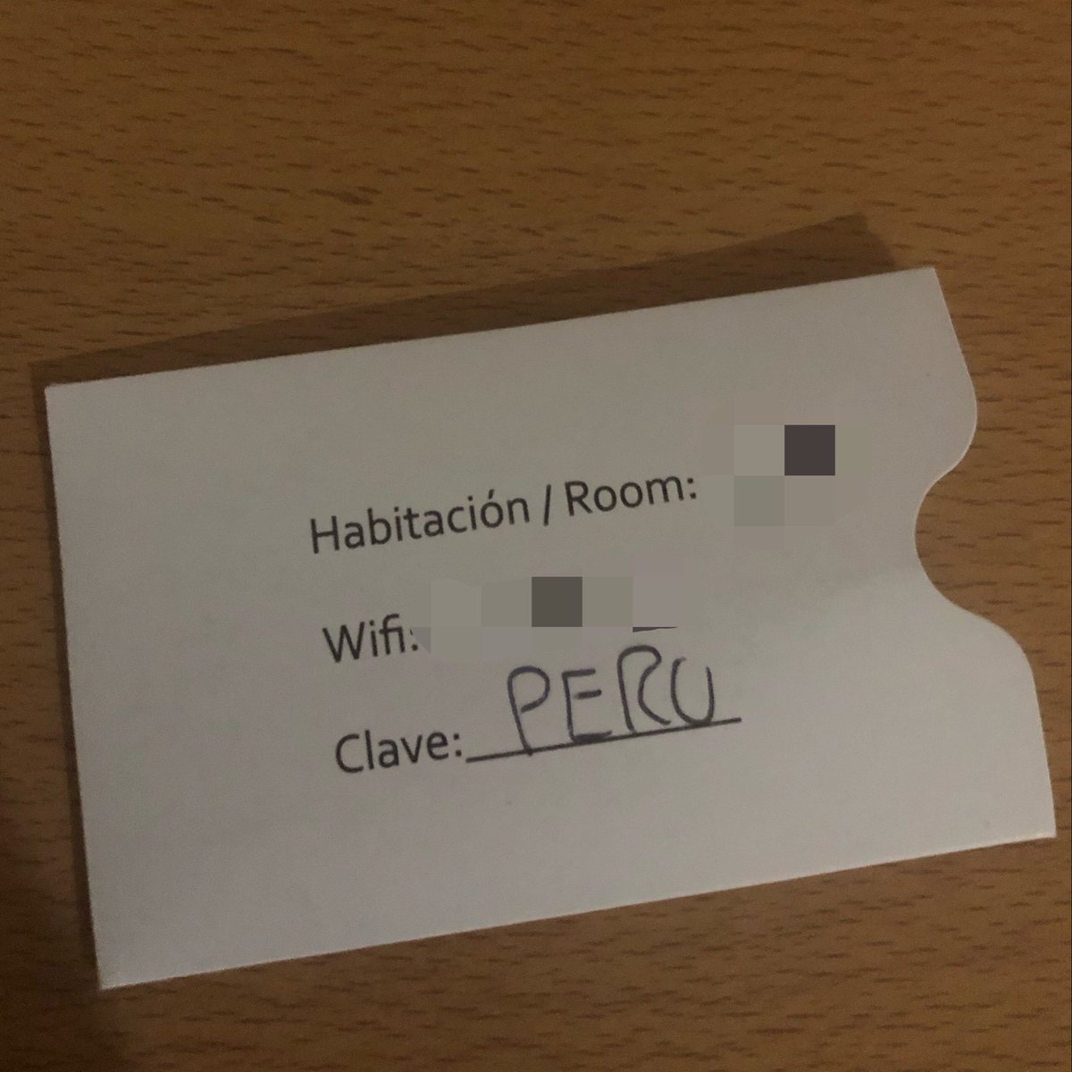 vennburu's tweet photo. en el hotel que me quedé en cdmx cuando me dieron la llave de la habitación me dijeron “y del internet esa es la clave” 

INCREÍBLE, PERÚ SIENDO CLAVE LITERALMENTE EN TODOS LADOS JAJSJSJJS BYE DE VERDAD ME AGUANTÉ LA RISA CUANDO LO VI https://t.co/ZYm4nEVnZ0