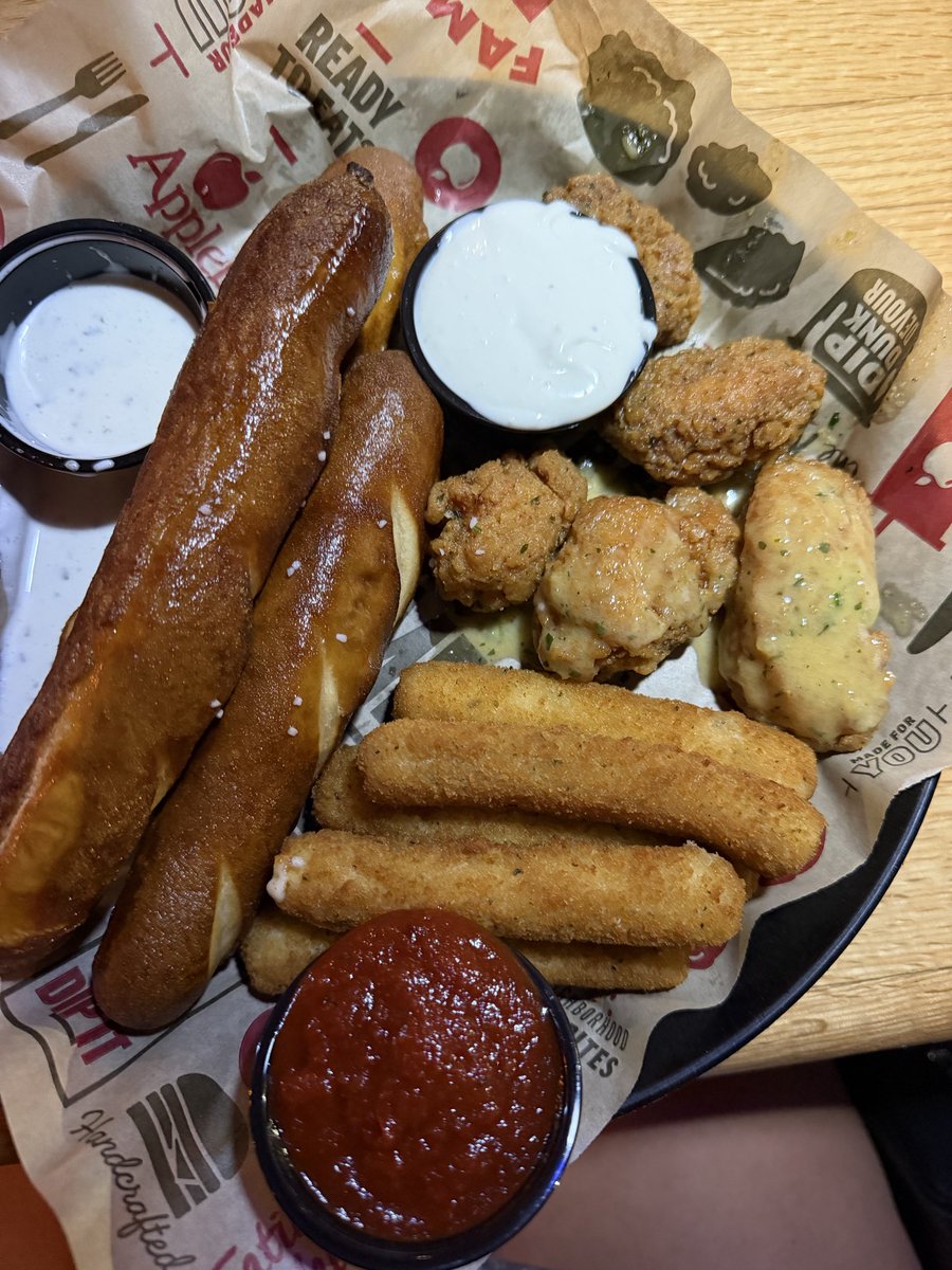 PennStatePatty's tweet photo. #fancylikeapplebees https://t.co/2cvTXr3xby