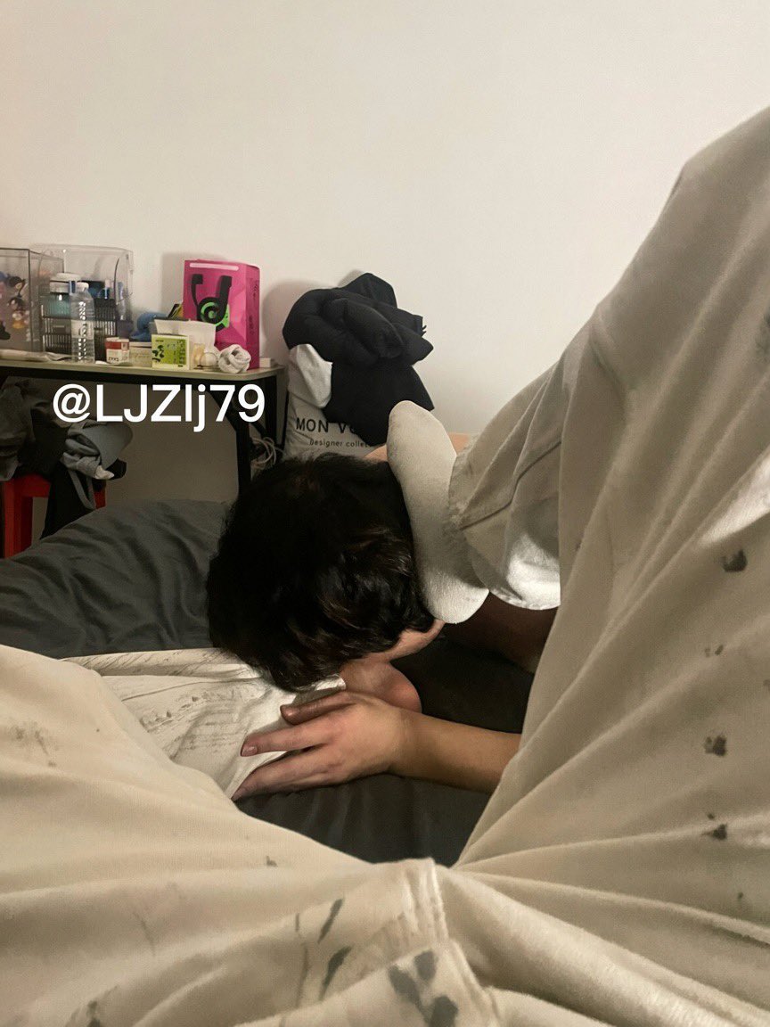 LJZlj79's tweet photo. 万一你爹的脚是香香的呢 #男大 https://t.co/hDDmttbKmQ