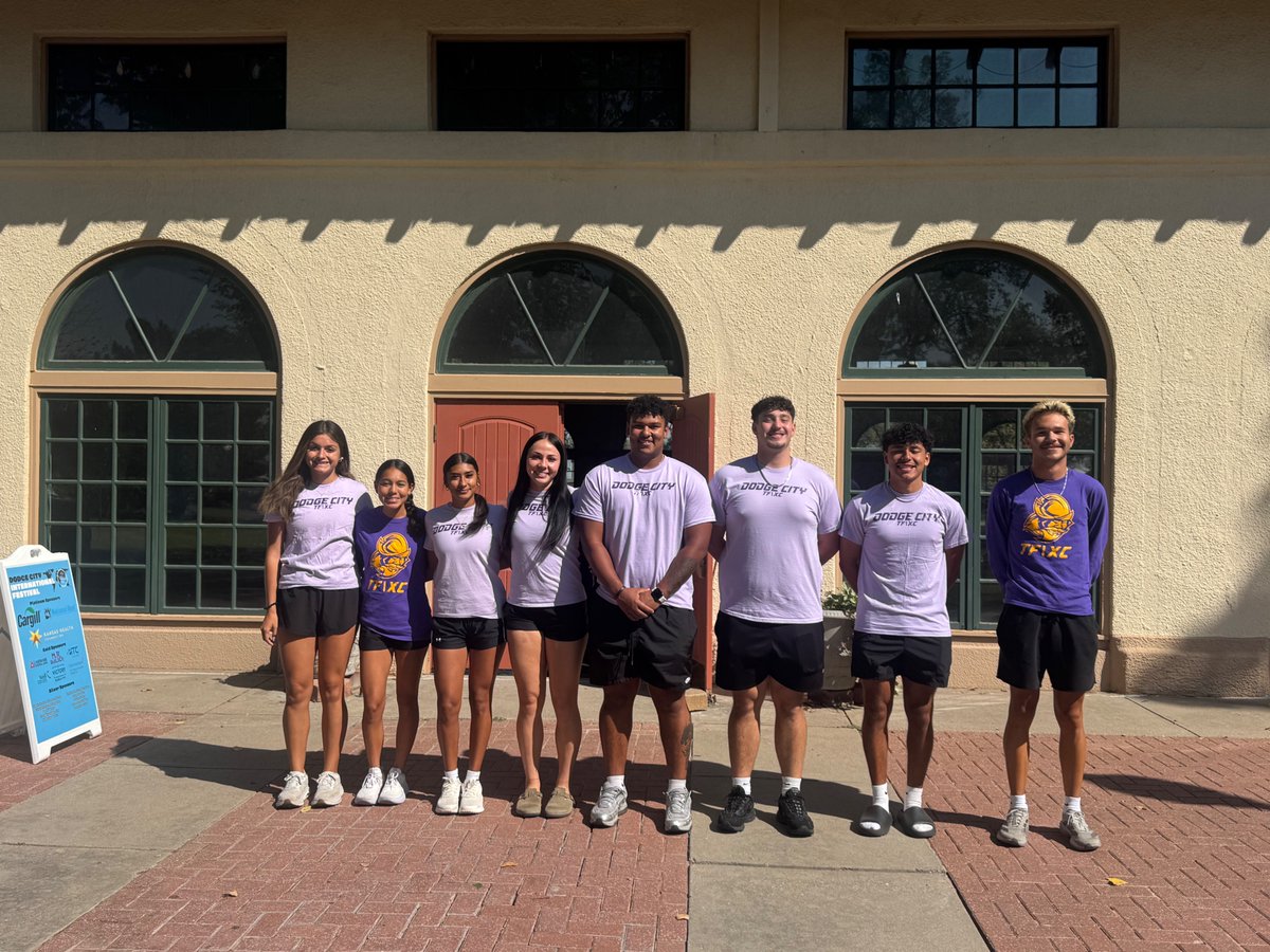 GoConqs's tweet photo. 🏠 Conqs in the Community 🏠

Conqs Men's Soccer &amp; Cross Country/Track &amp; Field teams help at the annual International Festival in Dodge City....72 student-athletes helping setup, tear down, serve food &amp; drinks, play games &amp; more #GoConqs https://t.co/OZ1bCAfW7M