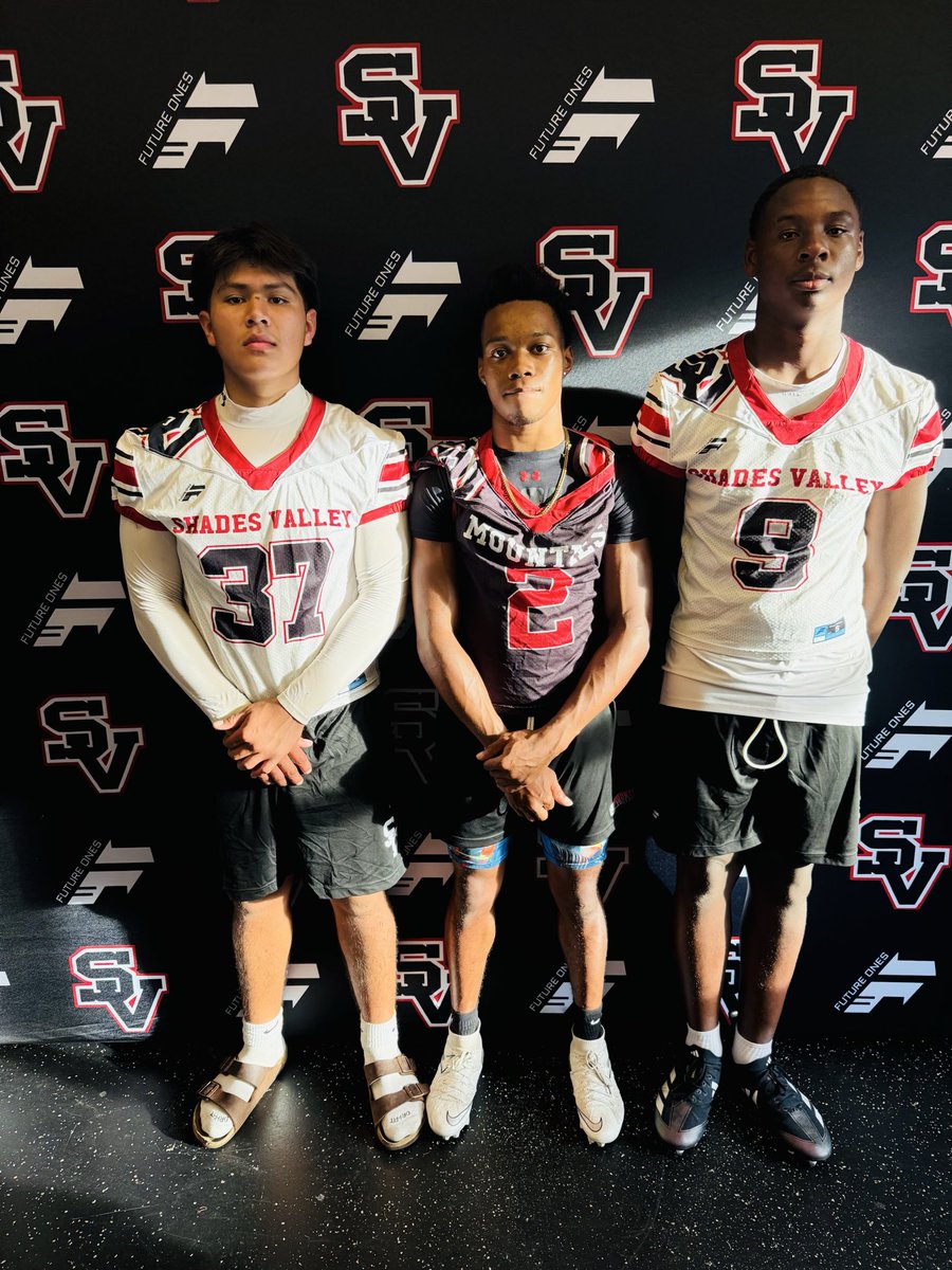 CoachBates7's tweet photo. SV🏈: COMPLETE SCHOLAR ATHLETES
Class of 27. All As on their 1st progress report of the year! C.S.A. Shout out to @future1sjerseys for our official backdrop!! @ShadesValleyFB 
⚫️GoMOUNTIES⚫️ https://t.co/qOwkrbKrvc